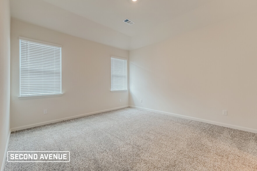 Building Photo - 1400 Woodwinds Dr
