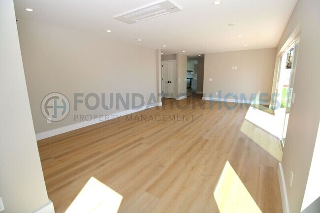 Building Photo - 124 Esmeyer Dr