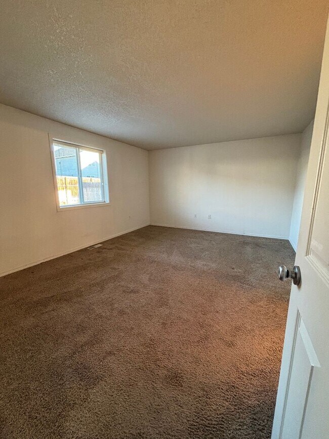 Building Photo - 3 Bed 2 Bath Home in Sage Point Area!