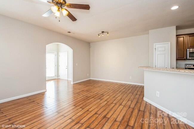 Building Photo - 2327 Crosscut Dr