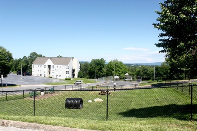 Building Photo - 1360 Hunters Rd