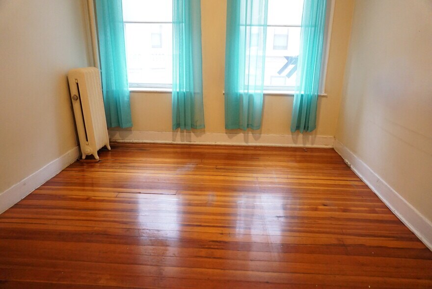 Building Photo - 165 Kelton St