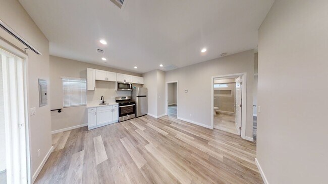 Building Photo - Remodeled 3BD/1BA!! Private Deck