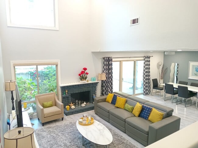 Building Photo - 7551 Maywood Dr