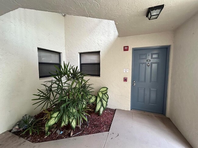 Building Photo - 1525 Lake Crystal Dr