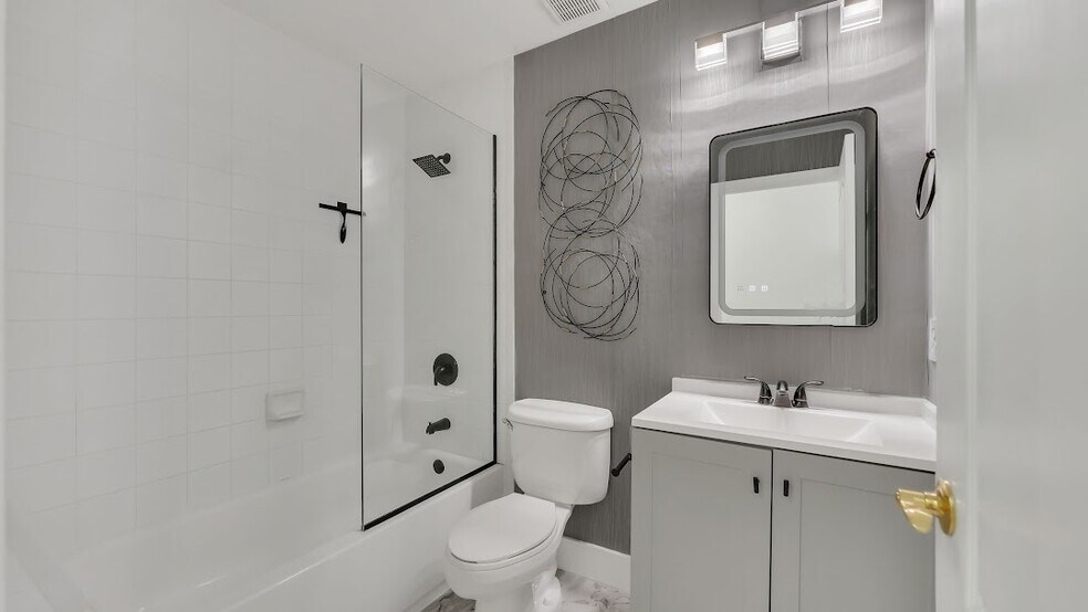 Building Photo - 2342 SE 10th St