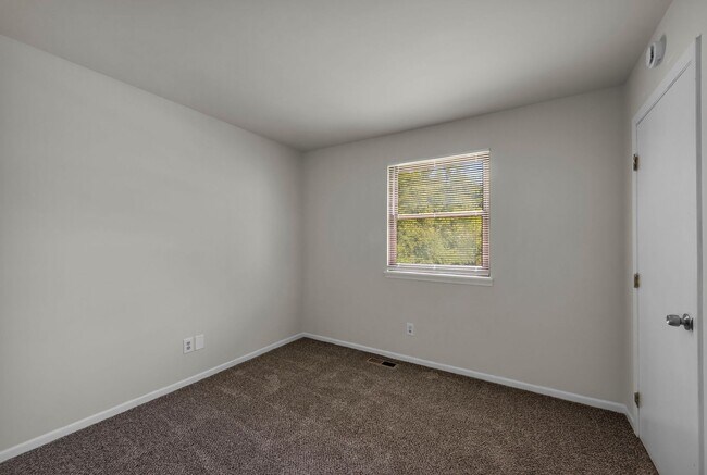 Building Photo - 2700 Queenswood Dr