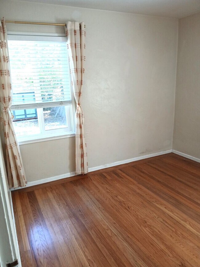 Building Photo - Charming 3-bedroom Home on Upper Westside -Large Yard and Covered Patio