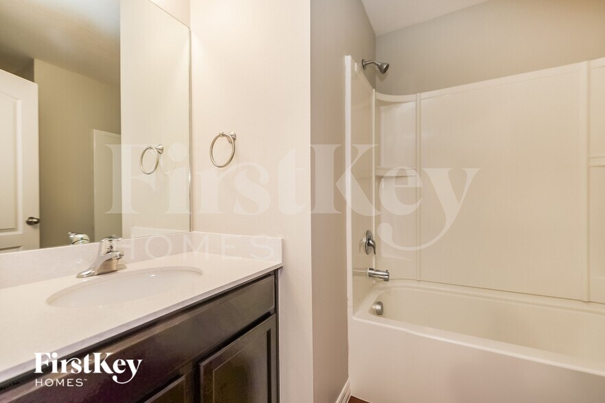 Building Photo - 1544 Swan Lake Cir