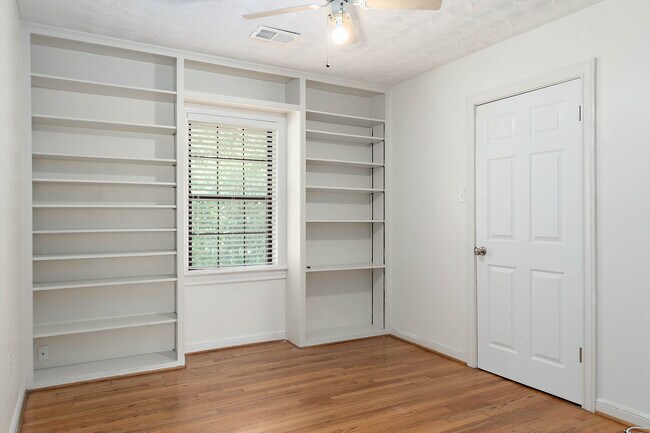 Building Photo - 309 Brookside Dr E