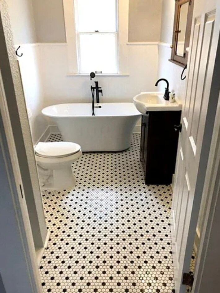 Guest bathroom - 515 W Agarita Ave