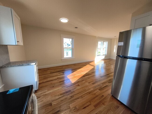 Building Photo - 386 Union Ave