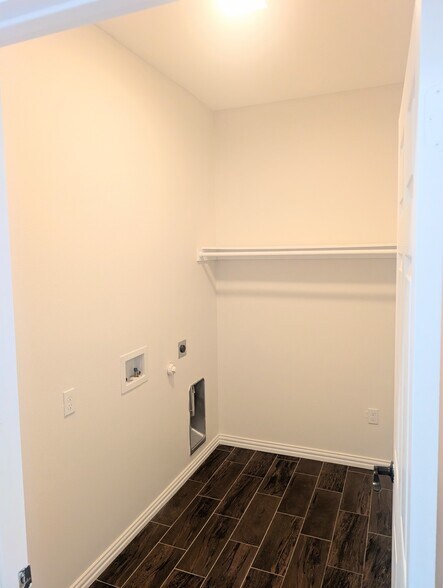 Building Photo - 1028 E Houston St