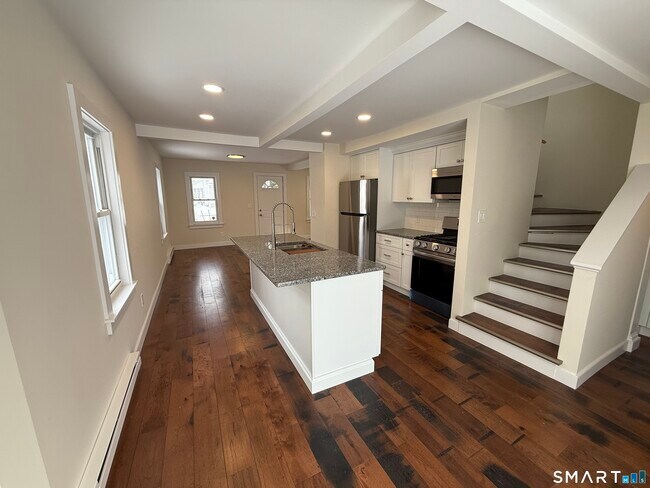 Building Photo - 98 E Elm St