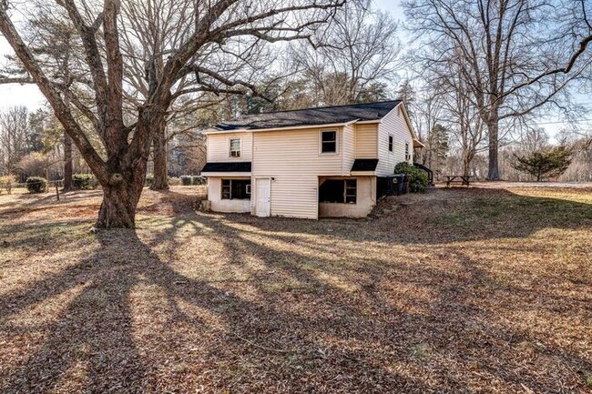 Building Photo - Colfax - Charming house with new flooring,...