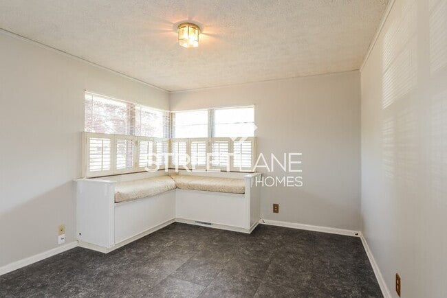 Building Photo - REDUCED!