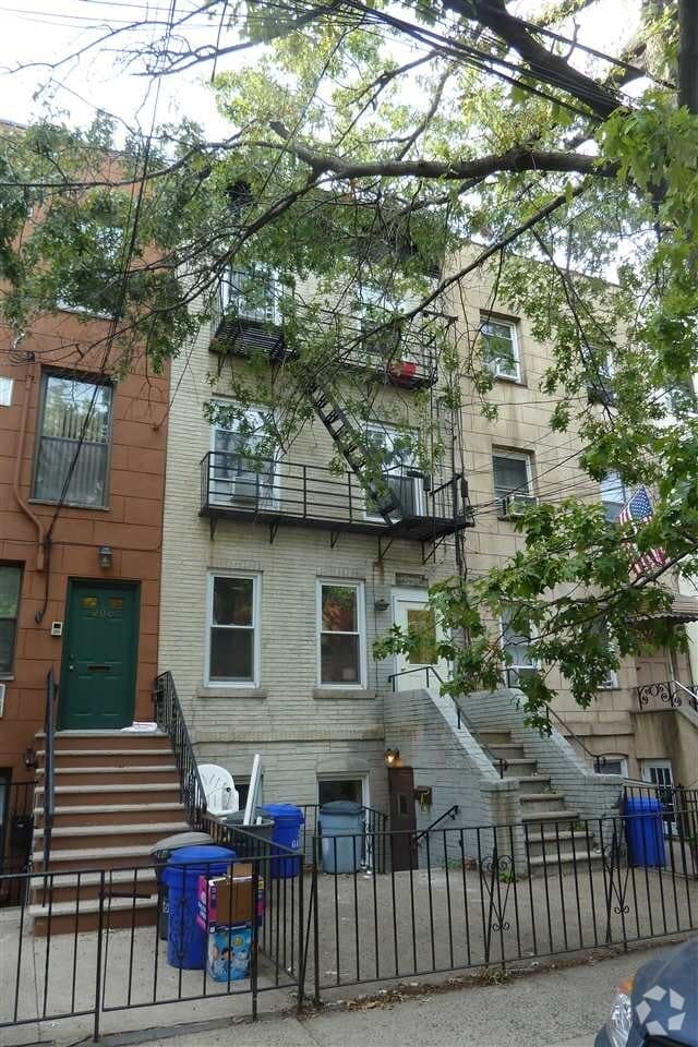 Building Photo - 208 Garden St