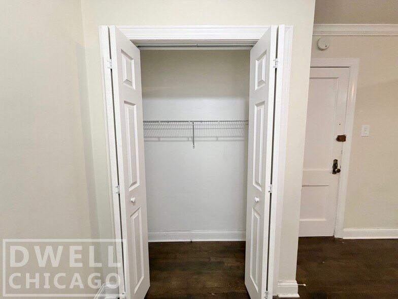 Building Photo - 3346 N Marshfield Ave