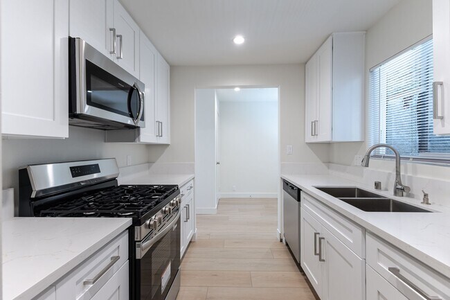 Building Photo - ? Spacious 2 Bed, 2 Bath in Prime Glendale...