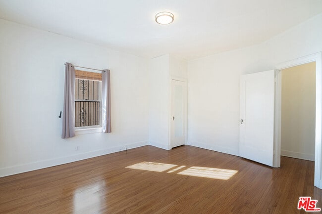 Building Photo - 126 N Sycamore Ave