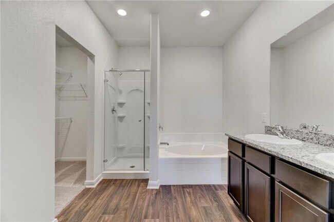 Building Photo - Beautiful 5 Bed 2.5 Bath Home!