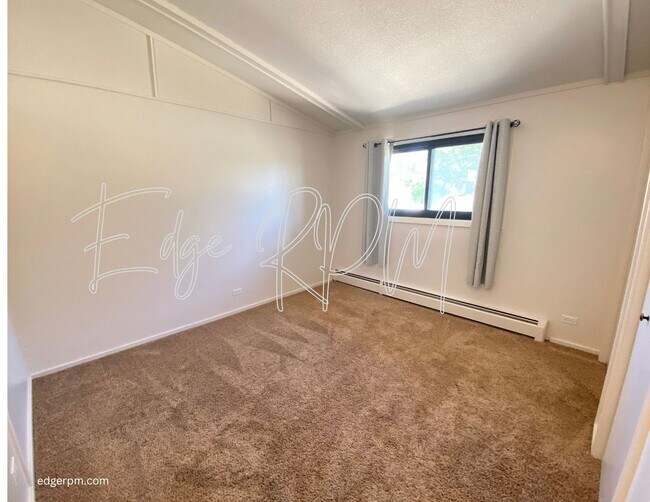 Building Photo - For Rent: Updated 2 Bedroom, 1.5 Bath Town...
