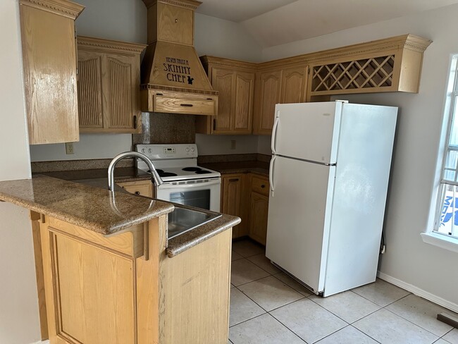 KITCHEN WITH GRANITE COUNTERTOP - 2109 N Erica St