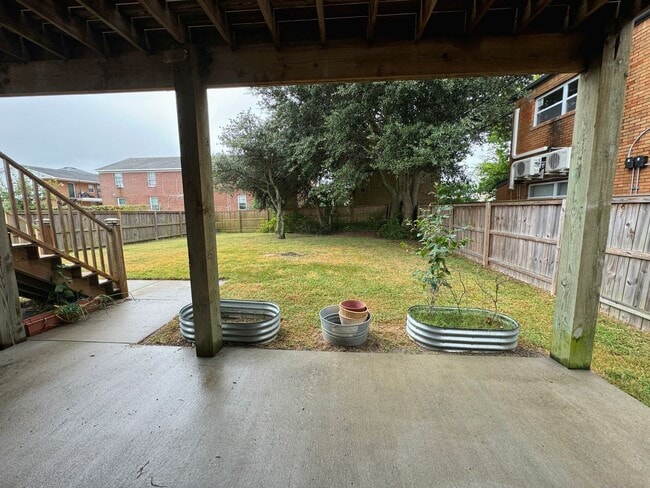 Building Photo - BEACH HOME! 4/4.5 with 3 car garage