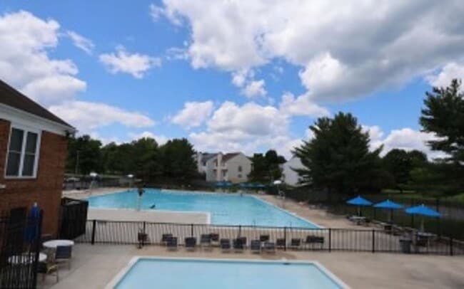 Building Photo - Spacious and Sunlit 2BR/2BA Condo with Por...