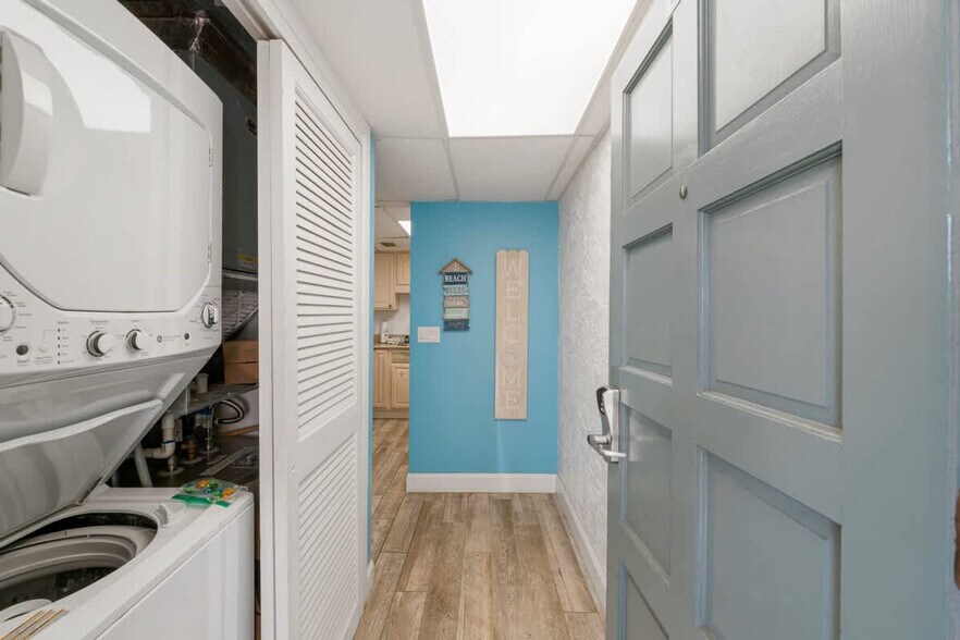 Building Photo - 8727 Thomas Dr