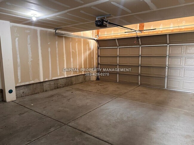 Building Photo - Townhome in Daybreak