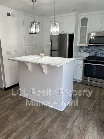 Building Photo - 1077 S Santo Antonio Dr