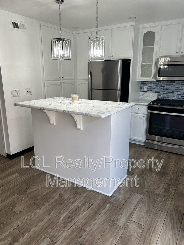 Building Photo - 1077 S Santo Antonio Dr