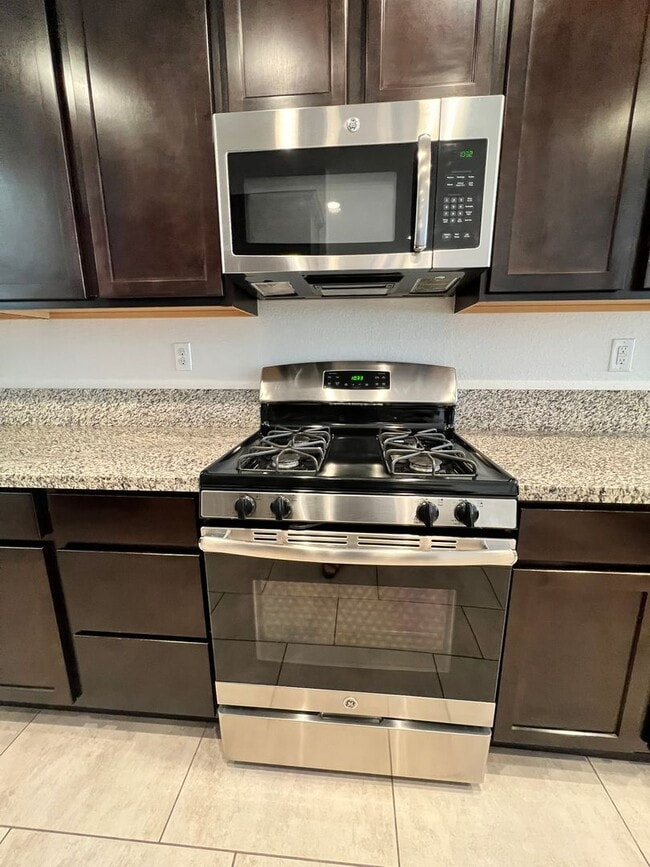Building Photo - Large 4-bedroom home in Green Valley Estat...