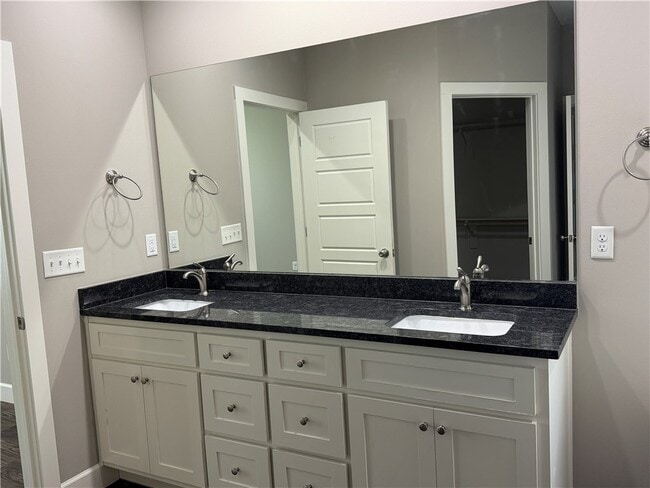 Building Photo - 2055 E Peppervine Dr