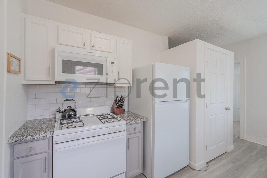 Building Photo - Unit 2