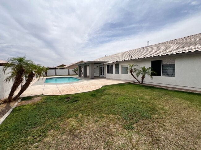 Building Photo - 4 BEDROOM POOL HOME!