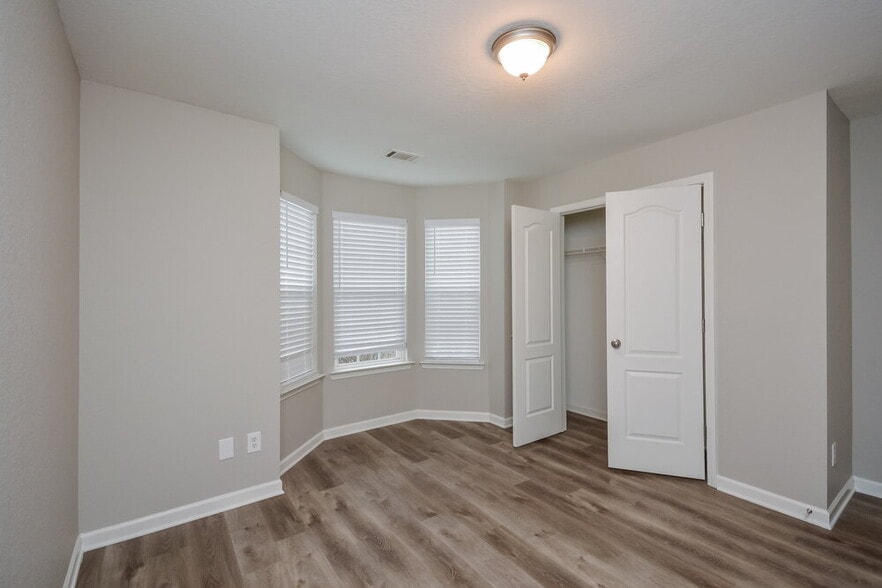 Building Photo - 245 Lakeside Point