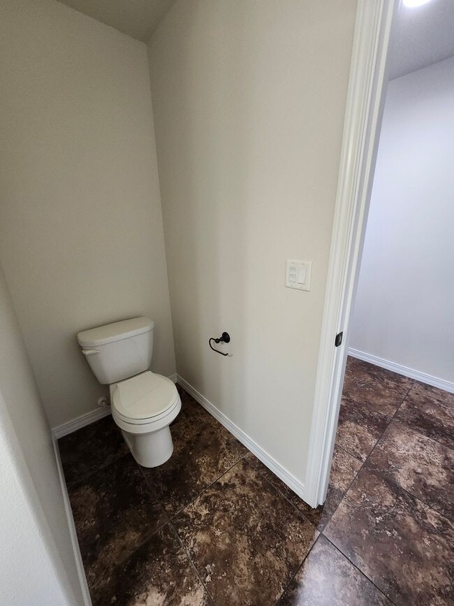 Building Photo - 1/2 off First Month's Rent- South Richland Location, 3 bed, 2.5 ba + Bonus Room