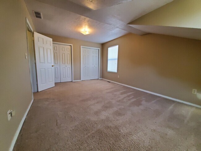 Building Photo - 4 Bedroom Available in July