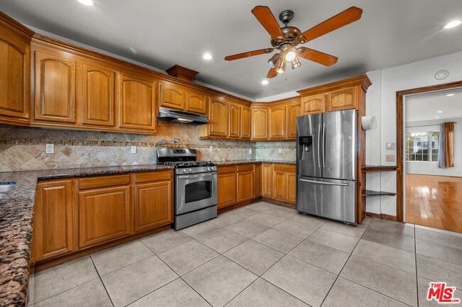 Building Photo - 922 S Bundy Dr