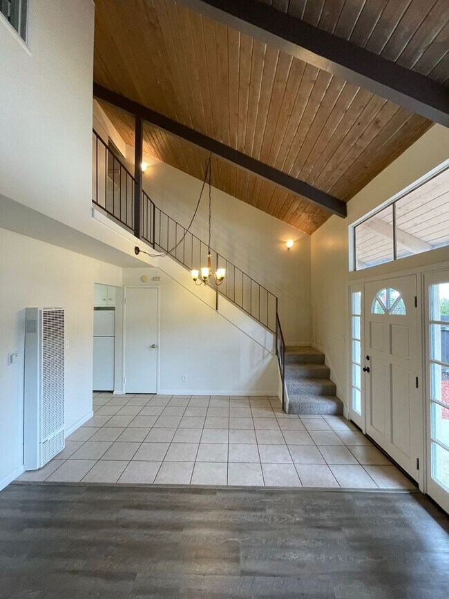 Building Photo - End Unit 2 bedroom, 2 bath Townhouse