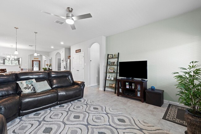 Building Photo - "Charming 3-Bedroom Retreat with 2 Baths i...