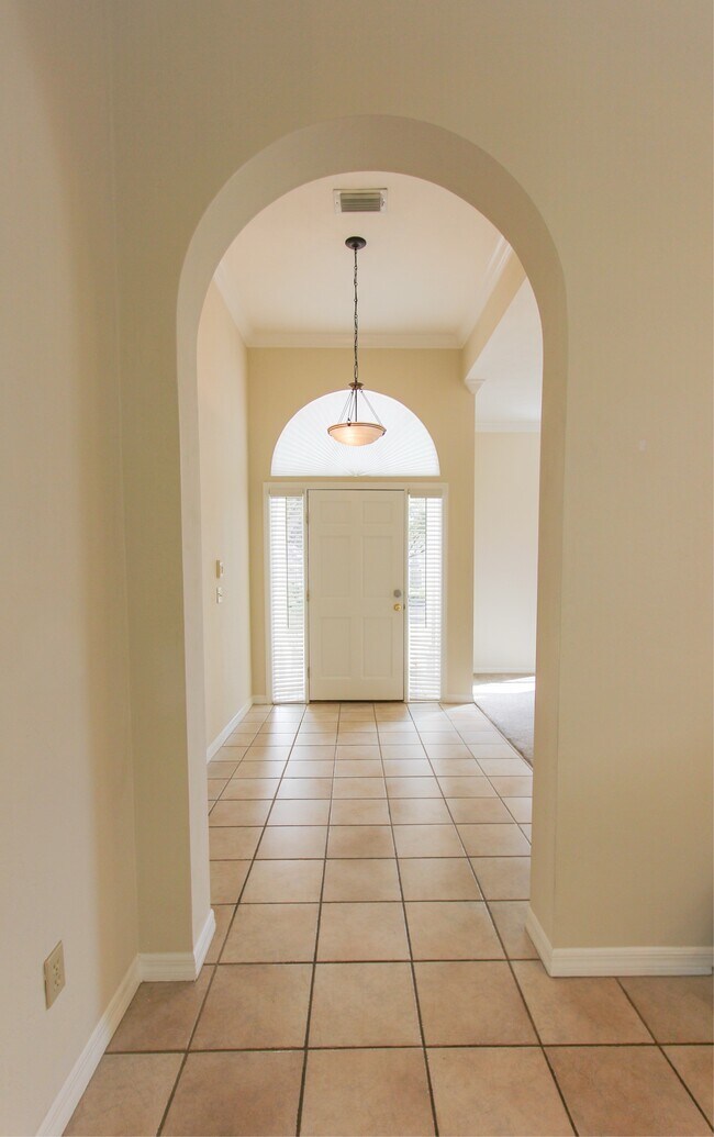 Building Photo - 4404 SW 91st Dr