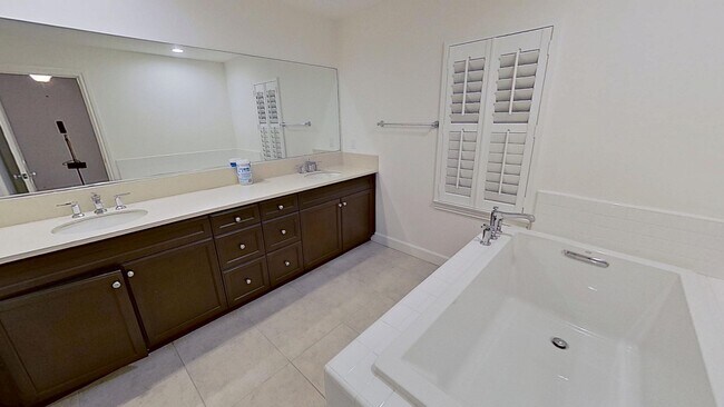 Building Photo - Gorgeous 3 Bedroom 2.5 Bath Townhome