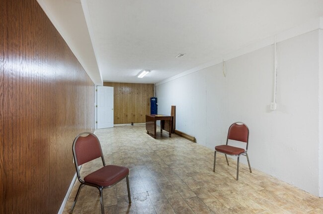 Building Photo - Executive Rental