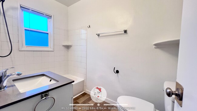 Building Photo - Remodeled 1 bedroom with hardwood flooring and spacious modern kitchen with new appliances!