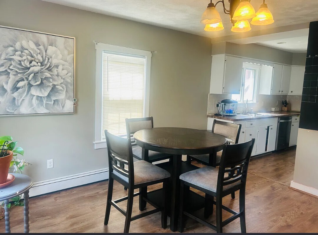 Building Photo - 858 Lower River Rd