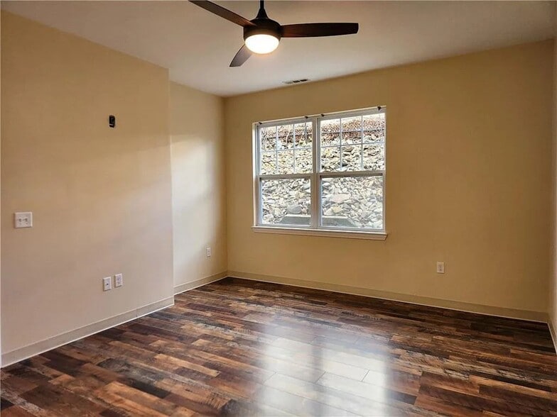 Building Photo - 98 Mill St