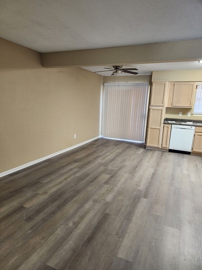 Building Photo - 2 bedroom 2/12 bath